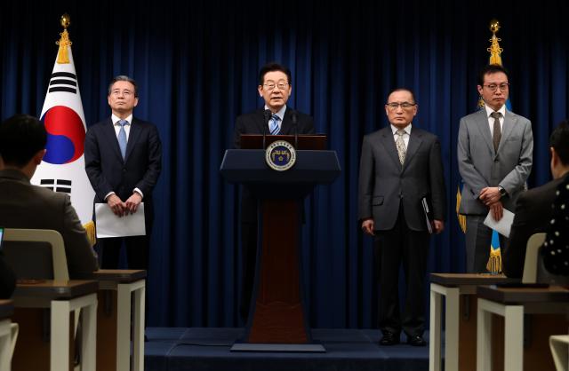 Tổng thống Lee Jae-myung công bố kết luận về Tài liệu Giải thích Chung tại cuộc họp báo ở Văn phòng Tổng thống ở Yongsan Seoul vào ngày 14 tháng 11 từ trái sang Giám đốc Chính sách Kim Yong-beom Tổng thống Lee Jae-myung Giám đốc Văn phòng An ninh Quốc gia Wi Sung-lac và Thư ký Cấp cao phụ trách Quan hệ Công chúng Lee Kyu-yeon ẢnhYonhap News