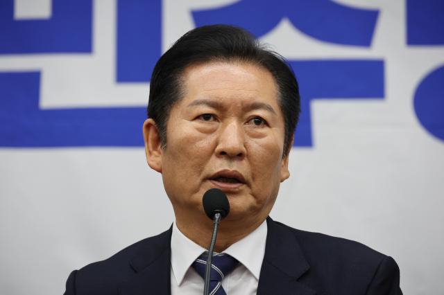 더불어민주당 정청래 대표가 13일 서울 여의도 국회에서 열린 의원총회에서 발언하고 있다사진연합뉴스