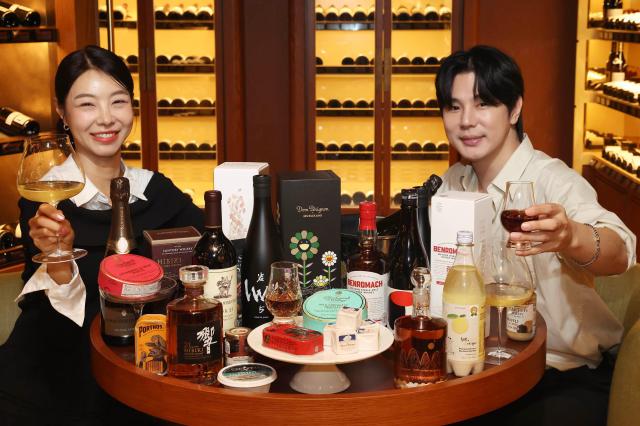 모델들이 14일 신세계백화점 강남점 하우스오브신세계 와인셀라에서 행사 제품을 소개하고 있다사진신세계백화점