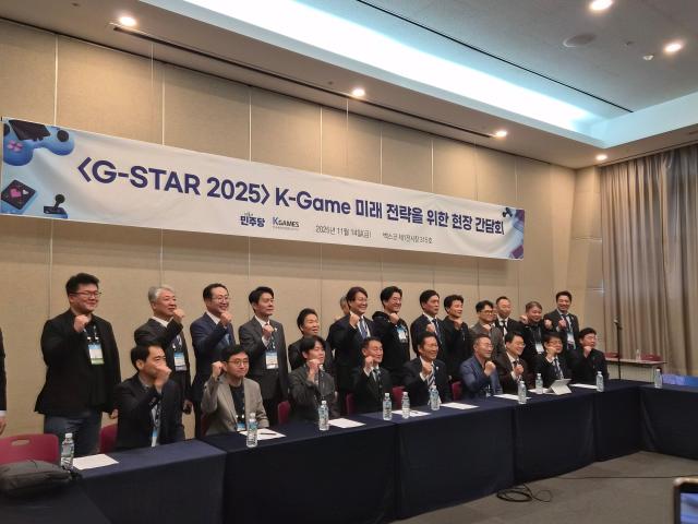 14일 부산 벡스코에서 열린 K-GAME 미래 전략을 위한 현장 간담회에서 정청래 더불어민주당 대표와 게임산업 관계자들이 기념촬영을 하고있다사진백서현 기자