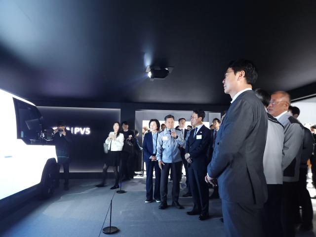 정명근 화성특례시장이 기아 오토랜드 화성에서 시타 PV5에 대한 설명을 듣고 있다 사진화성시