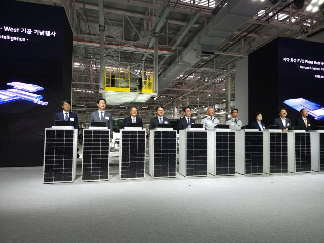 정명근 화성특례시장이 김민석 국무총리 등 주요내빈과 기공식 퍼포먼스를 하고 있다 사진화성시