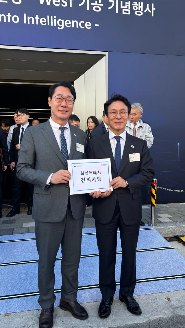 기아 오토랜드 화성을 방문한 정명근 화성특례시장이 김민석 국무총리에게 가칭화성항 신설 건의사항을 전달하고 있다 사진화성시