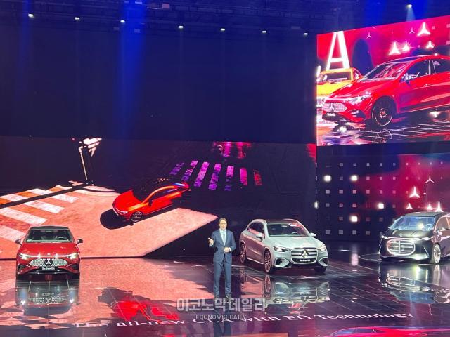 인천 파라다이스시티 스튜디오 파라다이스에서 14일 열린 메르세데스-벤츠 미래 전략 간담회에서 칼레니우스 메르세데스 벤츠 CEO가 발표하고 있다 사진정보운 기자