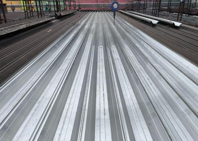 포솔이노텍의 고내식 파스너와 브라켓이 적용된 포항제철소 2제강공장 슬래그동 지붕재 모습 사진포항제철소