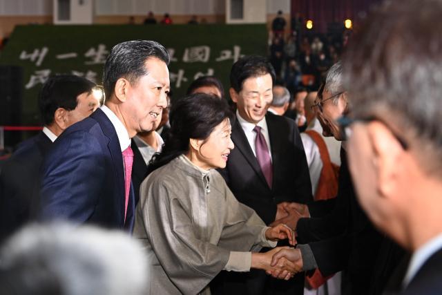 朴槿恵前大統領、朴正煕誕生108周年行事出席…「父の言葉のように一緒に乗り越えよう」