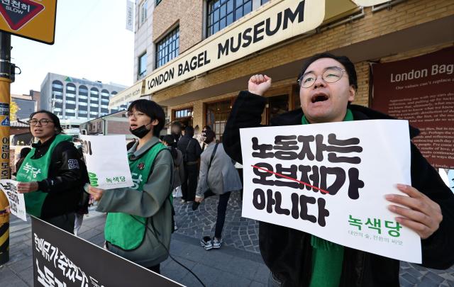 Members of the Green Party chant slogans during a rally in front of the London Bagel Museum’s Anguk branch in Seoul on Nov 3 following the death of an employee Yonhap
