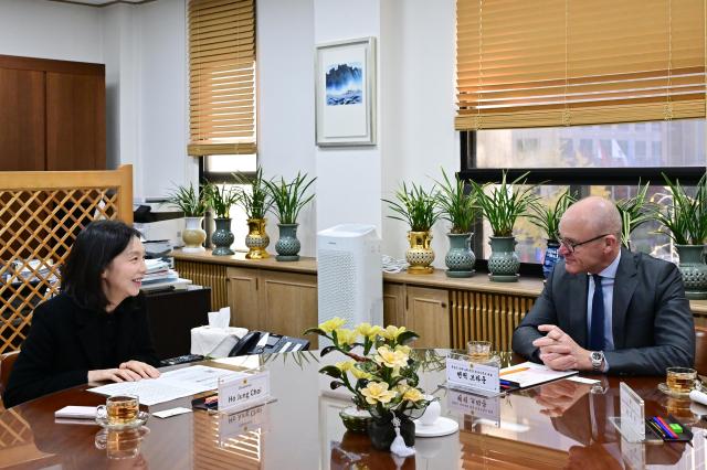 최호정 서울시의회 의장이 14일 헨릭 브라운 독일 콘라드 아데나워 재단 한국사무소 대표와 면담을 나누고 있다 사진서울시의회