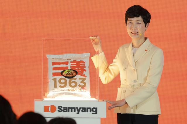 김정수 삼양식품 부회장이 3일 오전 서울 중구 보코 서울 명동에서 열린 삼양1963 런칭 쇼케이스에서 발표를 하고 있다 신제품 삼양1963은 1960년대 삼양라면의 레시피를 현대적으로 재해석해 맛과 풍미를 종합적으로 향상시킨 프리미엄 라면으로 우지와 팜유를 최적의 비율로 혼합한 골든블렌드 오일을 사용해 깊은 풍미와 감칠맛을 냈다 20251103사진유대길 기자 dbeorlf123ajunewscom