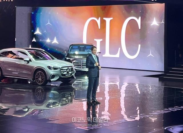 인천 파라다이스시티 스튜디오 파라다이스에서 14일 열린 메르세데스-벤츠 미래 전략 간담회에서 올라 칼레니우스 메르세데스 벤츠 CEO가 발표하고 있다 사진정보운 기자