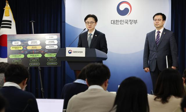  김정관 산업통상부 장관이 14일 서울 종로구 정부서울청사에서 한미 관세협상 팩트시트 및 MOU 관련 브리핑을 하고 있다 오른쪽은 여한구 산업통상부 통상교섭본부장 사진연합뉴스