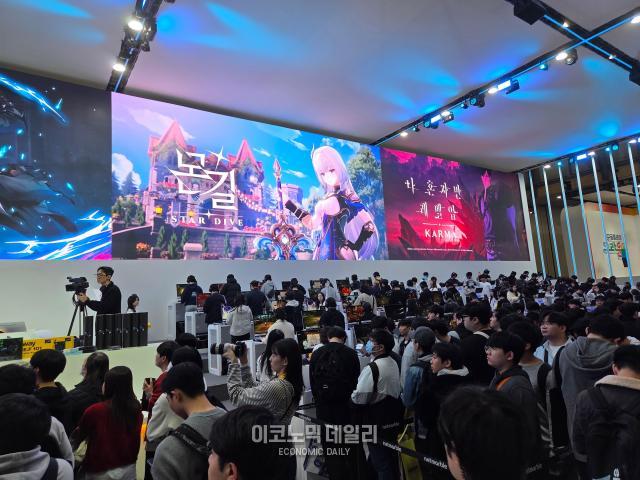 넷마블은 지스타 2025 현장에서 몬스터 길들이기의 정식 후속작 몬길 스타 다이브의 새로운 세계 수라를 최초로 공개했다 사진은 넷마블 부스 전경 사진선재관 기자