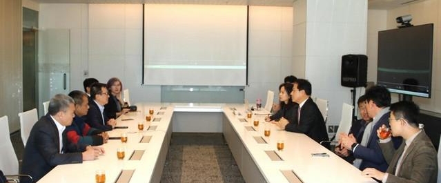Đoàn đại biểu Hội Nhà báo Việt Nam làm việc với đoàn đại biểu báo Hankook Ilbo tại trụ sở báo Hankook Ilbo ẢnhTTXVN