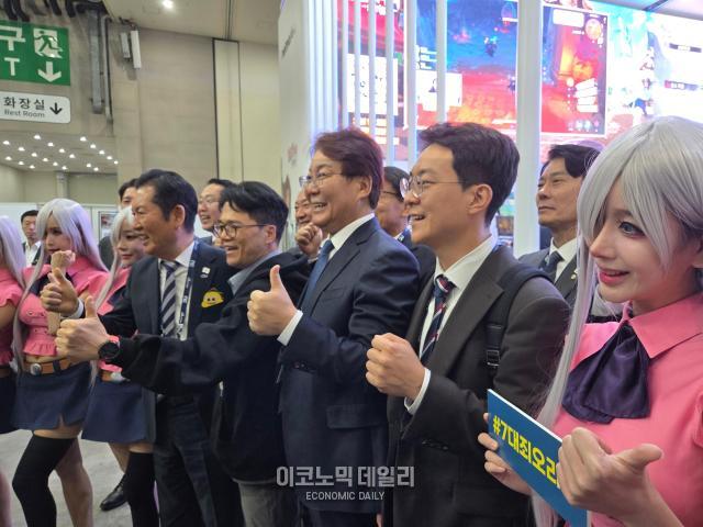 정청래 더불어민주당 대표왼쪽가 14일 부산 벡스코에서 열린 2025 지스타 현장에서 게임업계 관계자들과 만나 사진촬영을 하고 있다사진선재관 기자