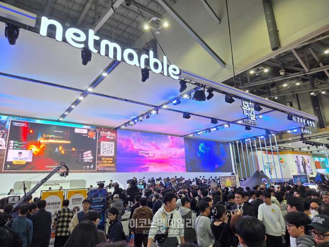15일 지스타 2025’ 넷마블 부스는 신작을 체험하려는 이용자들의 방문이 이어지며 인산인해를 이루고 있다사진선재관 기자