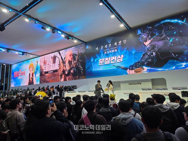 15일 지스타 2025’ 넷마블 부스는 신작을 체험하려는 이용자들의 방문이 이어지며 인산인해를 이루고 있다사진선재관 기자