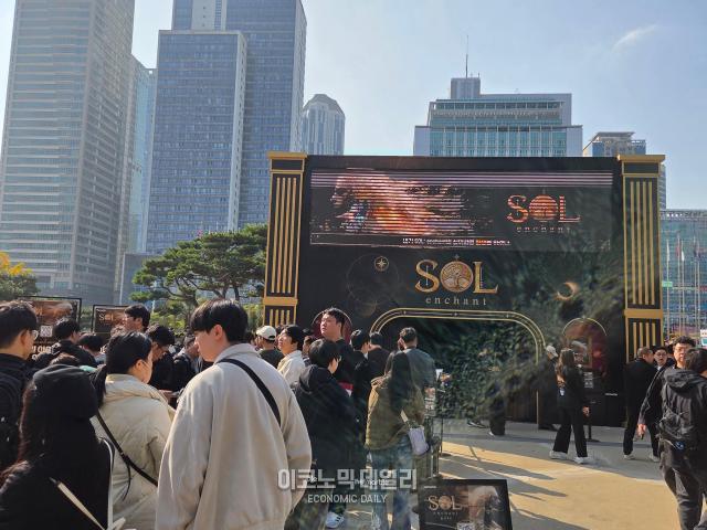 ‘솔인챈트’ 미디어아트 관람객들로 인산인해를 이루고 있다사진선재관 기자
