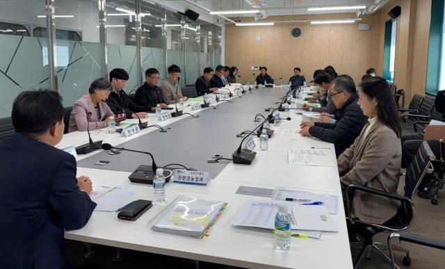 전라남도는 올해 친환경농산물 인증 면적이 15년만에 늘 것으로 전망되는 가운데 친환경농산물 인증대책 회의를 열어 동계작물 재배 시 화학비료 살포 금지 등 인증 취소 방지 대책을 논의했다사진전남도