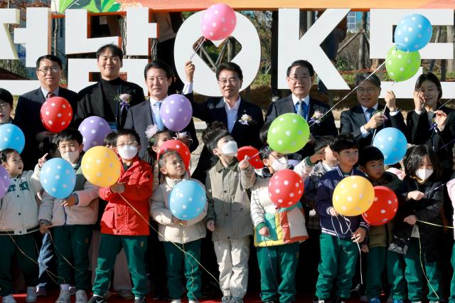 전라남도의회 김태균 의장은 11월 14일 오후 전남도청에서 열린 ‘전남OK도민광장 제막식’에 참석하여 도민들과 함께 새로운 도민광장의 출범을 축하했다사진전남도의회