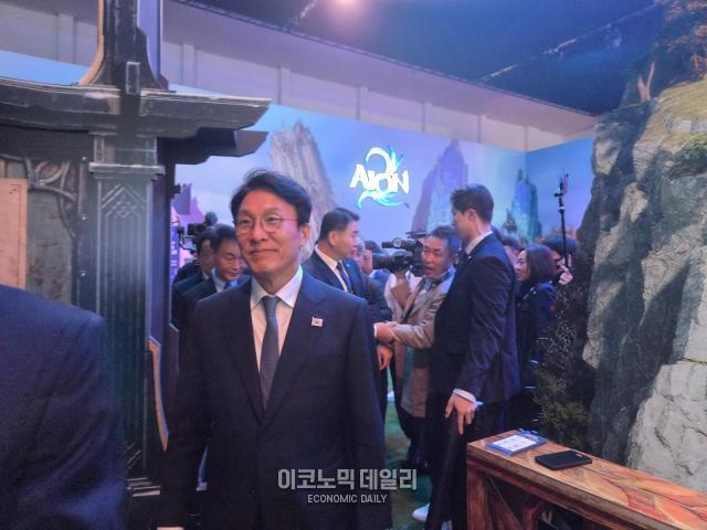 김민석 국무총리가 ‘지스타 2025’ 엔씨 부스를 둘러보고 있다사진선재관 기자