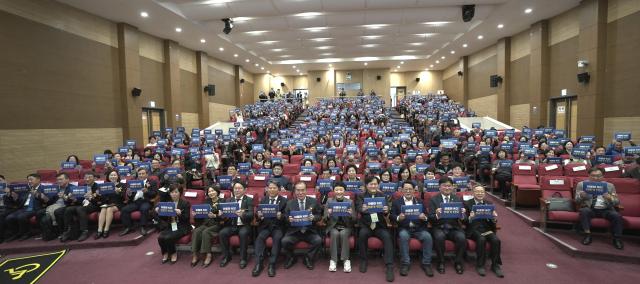 대한요양보호사협회는 지난 12일 국회의원회관 대회의실에서 요양보호사들의 처우 개선을 위한 국회토론회를 개최하고 기념촬영을 하고 있다 사진독자제공