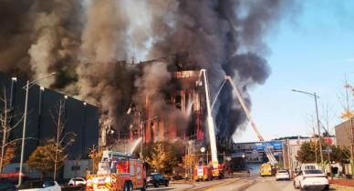 이랜드 천안 물류센터 화재, 9시간 반만에 초진…인명 피해 無·일부 상품 출고 차질