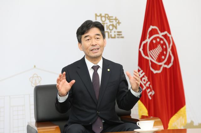 허영우 경북대 총장은 아주경제와 인터뷰하면서 유연학사제도를 통해 기존의 경직된 대학 학사 제도를 교육 수요자 중심으로 전환해 탄력적으로 운영하고 있다 학생들에게 폭넓은 전공 선택권을 제공하고 학습 민첩성을 높이는 동시에 연구 역량을 한층 강화할 수 있는 기반을 마련하겠다고 밝혔다
