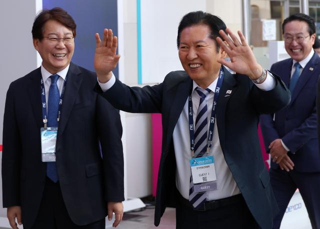 정청래 더불어민주당 대표가 14일 오후 부산 해운대구 벡스코에서 열리고 있는 국제게임전시회 지스타2025를 찾아 관람객들에게 인사하고 있다 사진연합뉴스