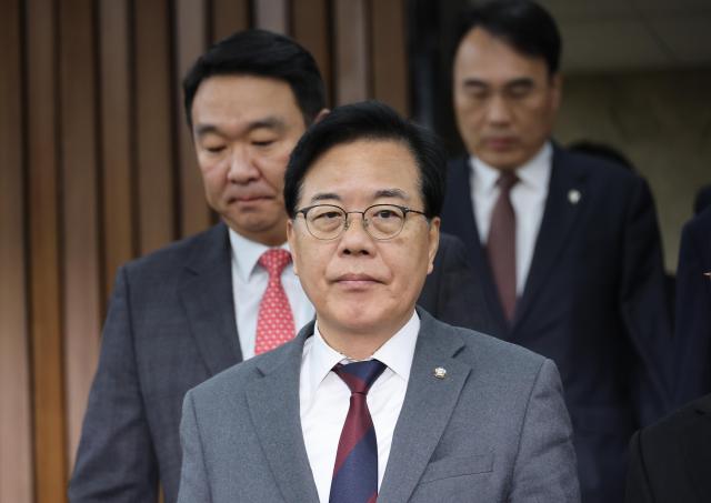 송언석 국민의힘 원내대표가 14일 서울 여의도 국회에서 열린 원내대책회의에 참석하고 있다 사진연합뉴스