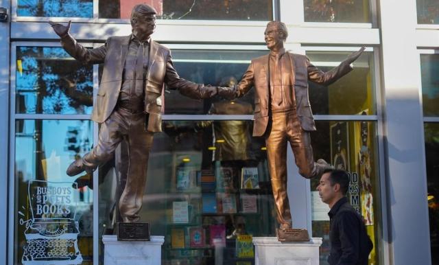 트럼프와 엡스타인의 관계를 풍자하는 조형물 앞을 지나가는 미국 시민들 사진AP·연합뉴스