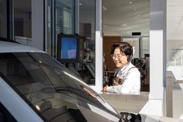 드라이브스루 주문을 받고 있는 김미경 은평구청장 사진은평구청