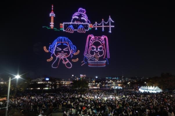 [슬라이드 포토] 케데헌 드론쇼 앙코르 공연 2025 한강 불빛 공연 드론 라이트쇼