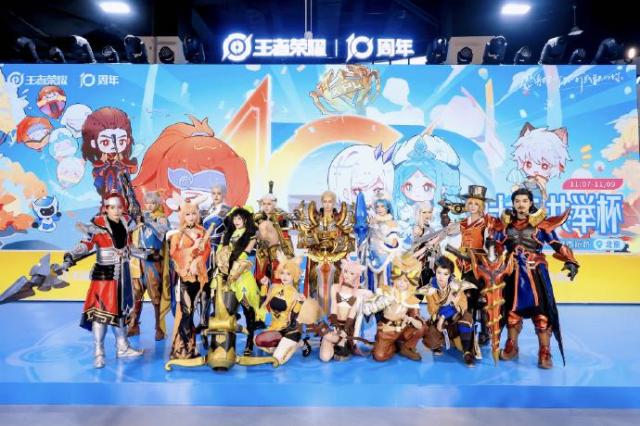 ７～９일 중국 베이징서 왕자영요 탄생 １０주년 기념 파티가 열렸다． 사진은　게임 속 캐릭터를 코스프레 한 모델들。 ［사진＝왕자영요　ＫＰＬ　공식　웨이보］