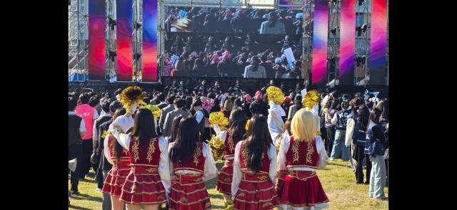 15일 거리 퍼레이드에 앞서 공연을 즐기고 있는 청년들사진김옥현 기자