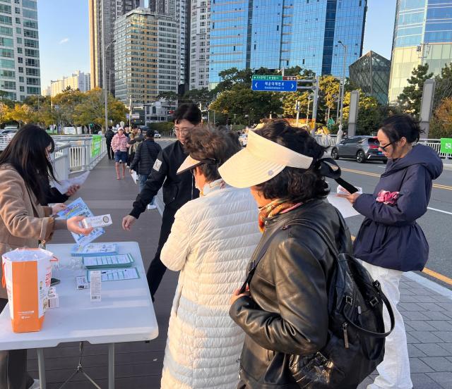 15일 부산호남향우회와 함께 2025년 부산 불꽃축제 현장에서 고향사랑기부제와 전남 사랑애愛 서포터즈 활성화를 위한 고향사랑 실천 캠페인을 펼치고 있다사진전남도