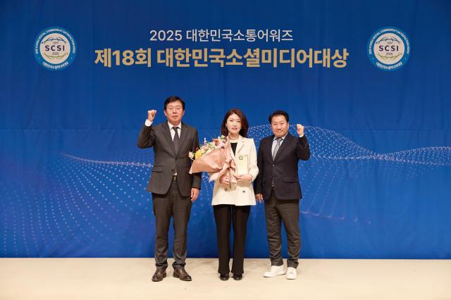 구예원 노랑풍선 온라인마케팅본부 본부장가운데이 13일 서울 중구 한국프레스센터 국제회의장에서 열린 제18회 대한민국소통어워즈 시상식에서 수상 후 기념촬영을 하고 있다 사진노랑풍선