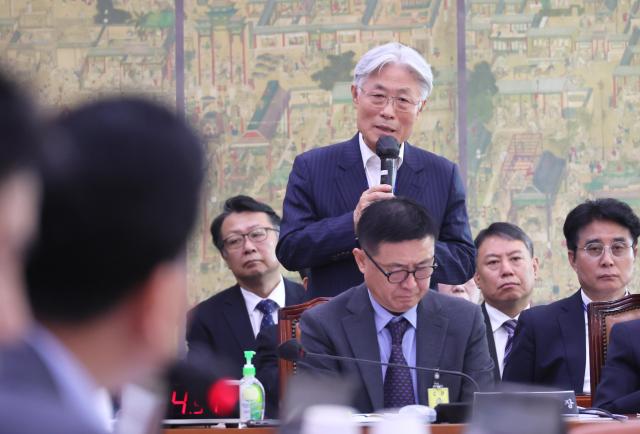 표완수 당시 언론진흥재단 이사장이 2023년 10월 17일 국회 문화체육관광위원회에서 열린 한국콘텐츠진흥원 한국문화정보원 등에 대한 국정감사에서 의원 질의에 답변하는 모습 사진연합뉴스