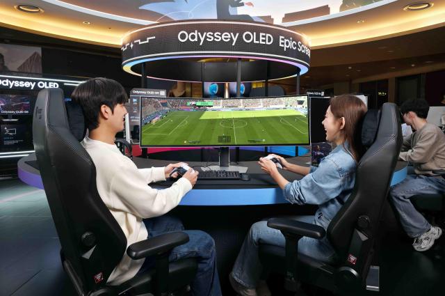삼성전자 모델이 329 비율의 오디세이 OLED G9으로 일렉트로닉 아츠EA의 최신 축구 게임 EA 스포츠 FC™ 26을 넓은 시야로 즐기고 있다 사진삼성전자