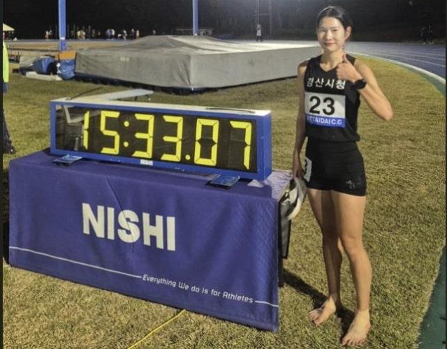 김유진은 15일 일본 가나가와현에서 열린 제18회 니타이다 챌린지 게임일본 체육대학 기록회 여자 5000ｍ 경기에서 15분33초07에 결승선을 통과했다 이는 지난 2017년 7월 김도연이 작성한 종전 기록 15분34초17을 1초10 앞당긴 한국 신기록이다 사진대한육상연맹