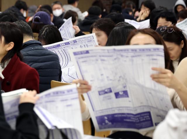 16일 서울의 한 학원에서 열린 수능 가채점 설명회에서 학부모들이 대입 지원 관련 자료를 살피고 있다 20251116 사진연합뉴스
