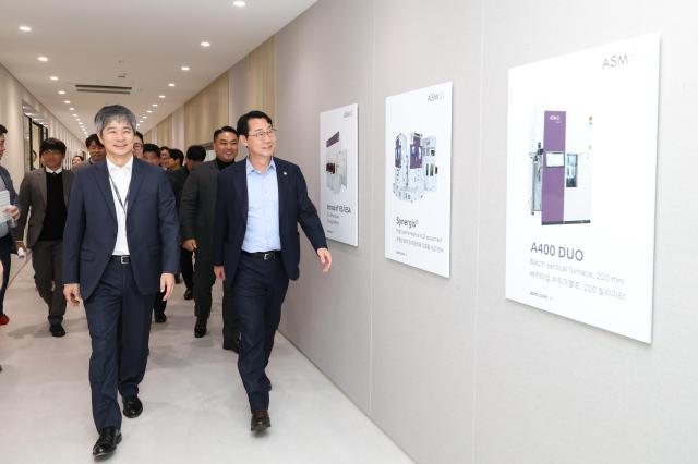 정명근 화성특례시장이 ASM 혁신제조센터를 방문하여 시설을 둘러보고 있다 사진화성시