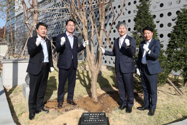 정명근 화성특례시장 배정수 화성특례시의회 의장 이영석 ASM코리아 대표가 기념 식수를 하고 기념촬영을 하고 있다 사진화성시