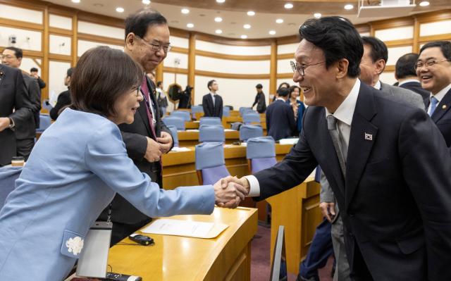 김민석 국무총리가 16일 국회 의원회관에서 열린 제45차 한일ㆍ일한의원연맹 합동총회에 참석해 일본 측 의원들과 인사하고 있다 사진연합뉴스