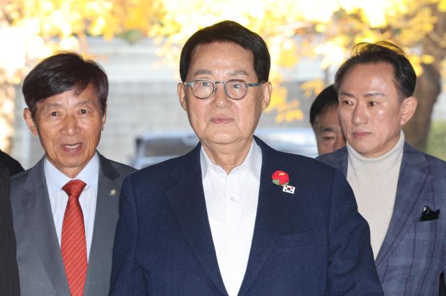 지난 5일 박지원 더불어민주당 의원이 서울중앙지법 공판에 출석하고 있다 사진연합뉴스