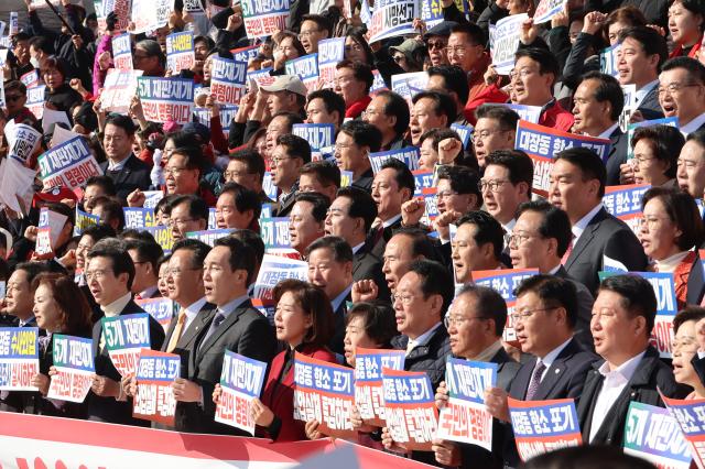 11월 12일 서울 여의도 국회 본청 앞에서 열린 대장동 일당 7400억 국고 환수 촉구 및 검찰 항소 포기 외압 규탄대회에서 국민의힘 장동혁 대표를 비롯한 의원 당원들이 규탄 구호를 외치고 있다사진연합뉴스