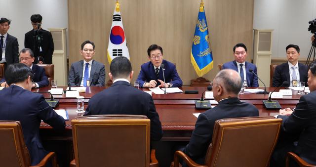 이재명 대통령이 16일 용산 대통령실에서 한미 관세협상 후속 민관 합동회의를 주재하고 있다 사진연합뉴스