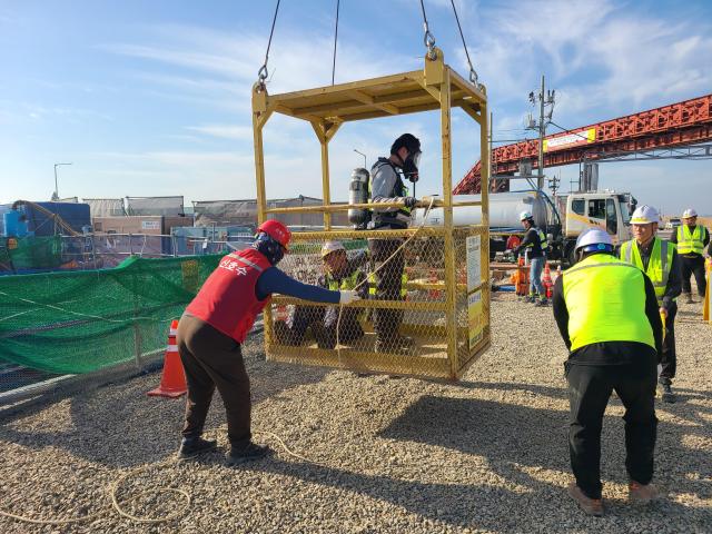 인천항만공사 임직원이 시공사·협력사와 함께 건설현장 재난대응훈련을 실시하고 있다 사진인천항만공사
