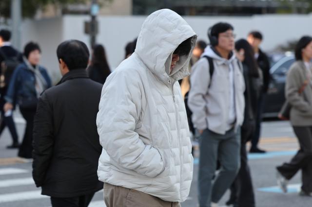 서울 종로구 광화문광장 인근에서 두꺼운 외투를 입은 시민들이 발걸음을 재촉하고 있다 사진연합뉴스