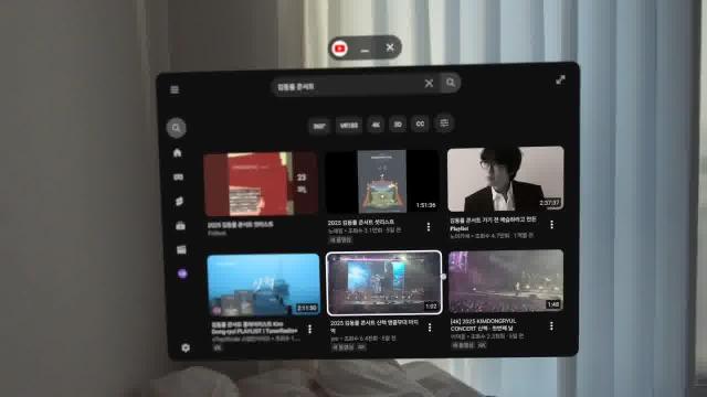 갤럭시 XR을 통해 유튜브 콘텐츠 시청하는 모습 [사진=김나윤 기자]