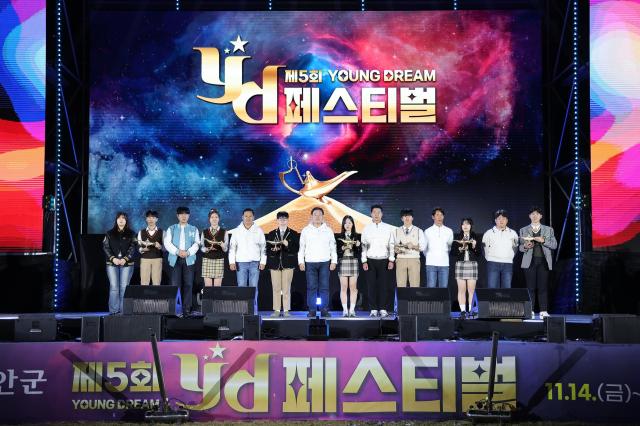 전남 무안군군수 김산이 주최한 제5회 무안YD페스티벌이 연인원 10만 2천명을 돌파하며 16일 대단원의 막을 내렸다사진무안군